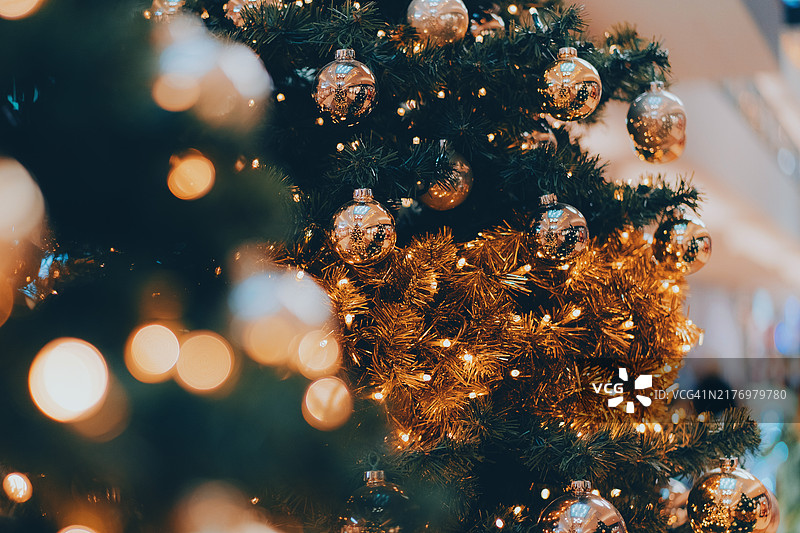 装饰着金色饰品和灯光的温馨圣诞树图片素材