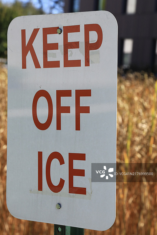 警告标志：请勿靠近冰面图片素材
