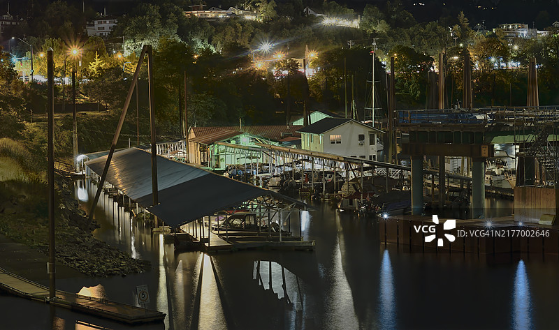 夜晚的漂浮房屋图片素材