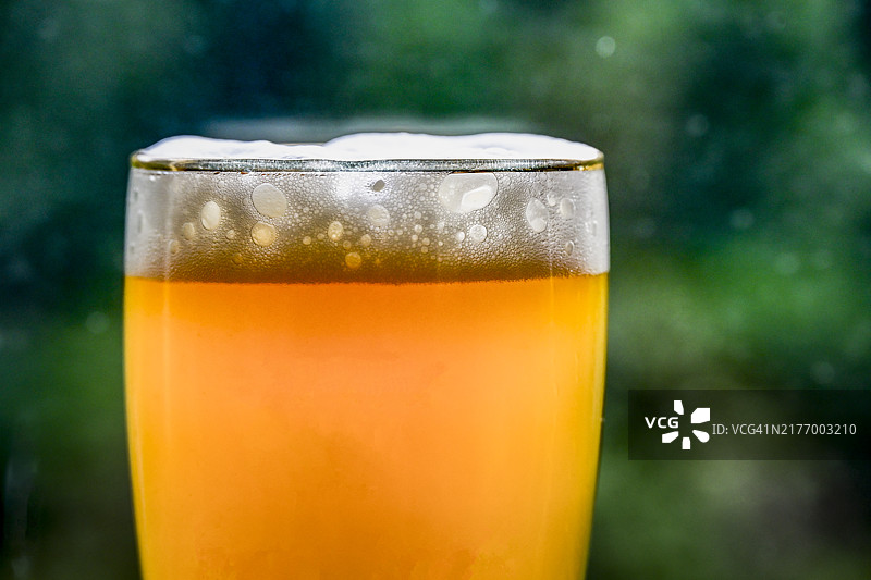 特写：新鲜的一品脱啤酒图片素材