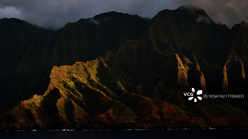 夕阳下的纳帕利海岸图片素材