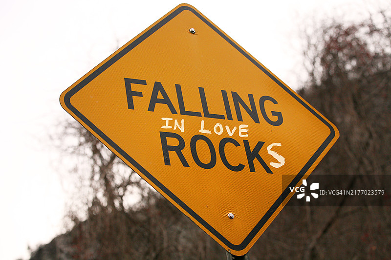 坠入爱河标志，有趣的标志，在线约会概念图片素材