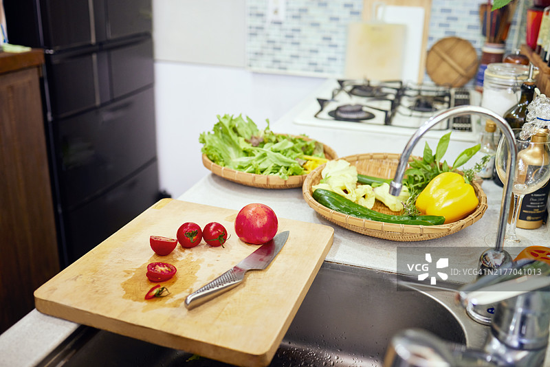 老年妇女在厨房为纯素饮食做饭图片素材