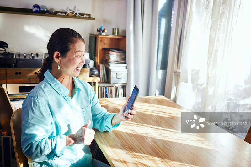 老年人通过智能手机进行远程金融资产投资管理图片素材