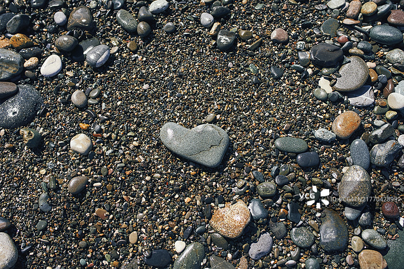 鹅卵石海滩上的心形石头图片素材