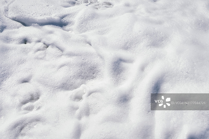 海滩上的白色海沫特写图片素材