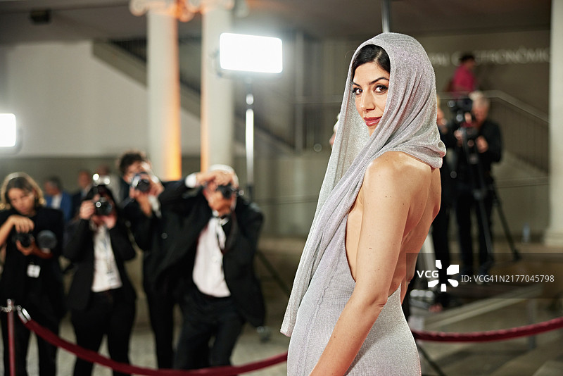 30多岁的迷人名人看向镜头图片素材