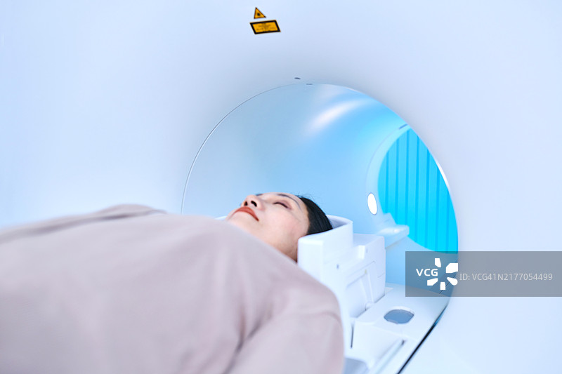 女病人接受核磁共振扫描特写图片素材
