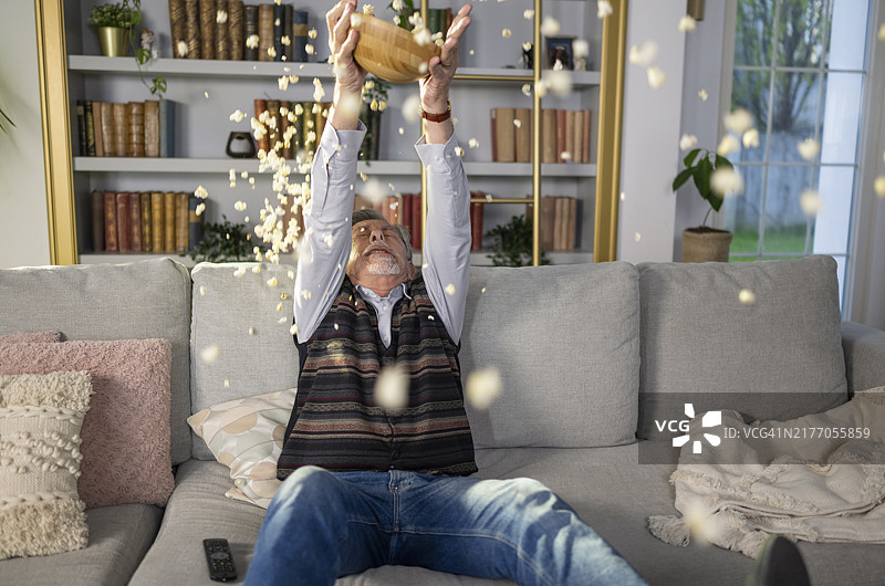 快乐的年长男士在家庆祝运动胜利图片素材