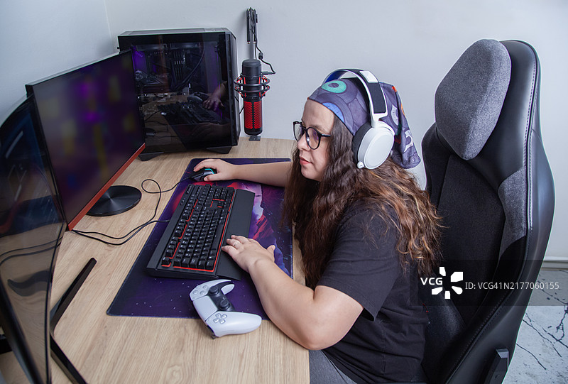 玩游戏并直播的女性玩家图片素材