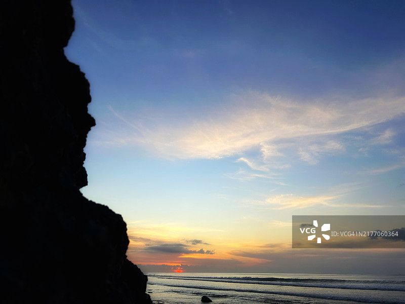 海边田园诗般的云景和日落图片素材