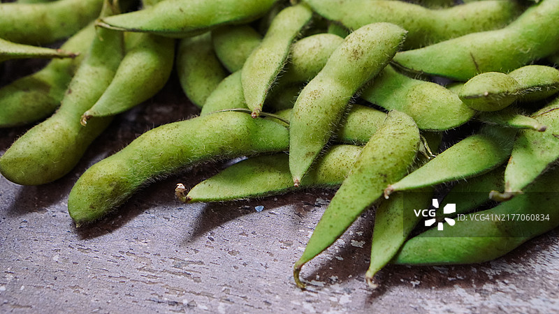 木桌上的毛豆图片素材