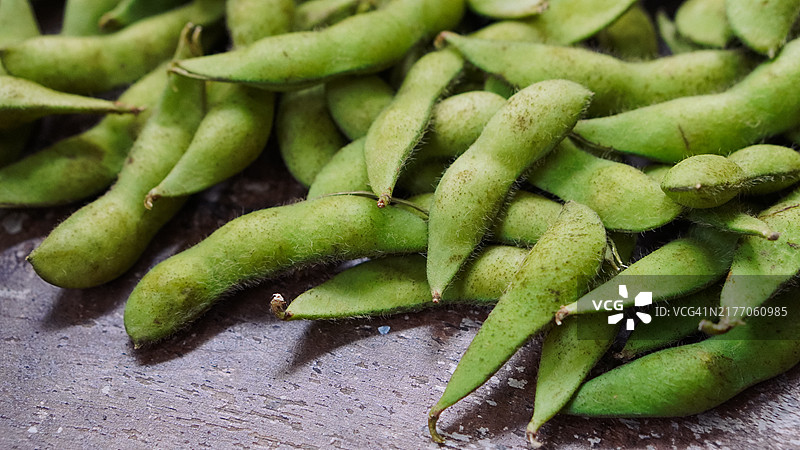 木桌上的毛豆图片素材