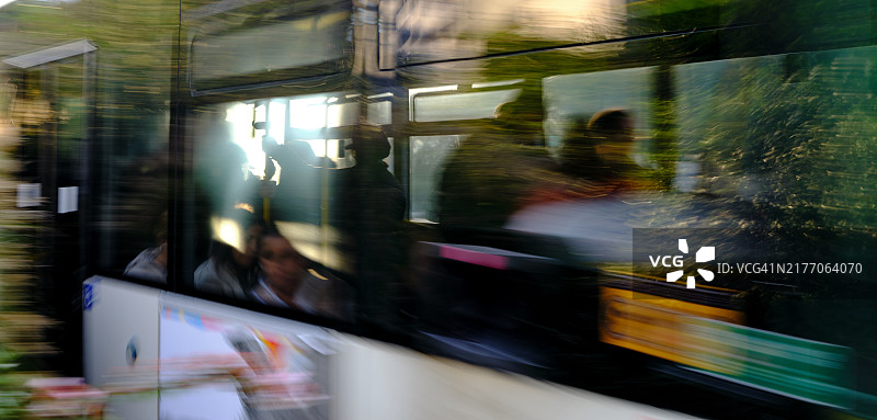 公交车内乘客的模糊身影图片素材