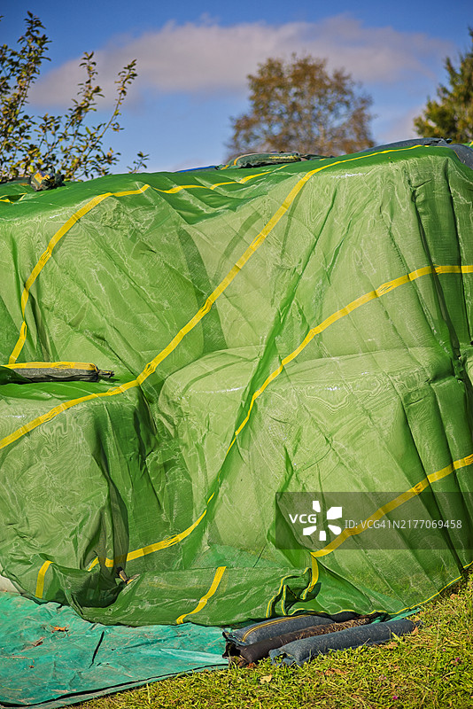 油布包裹的干草或动物饲料图片素材