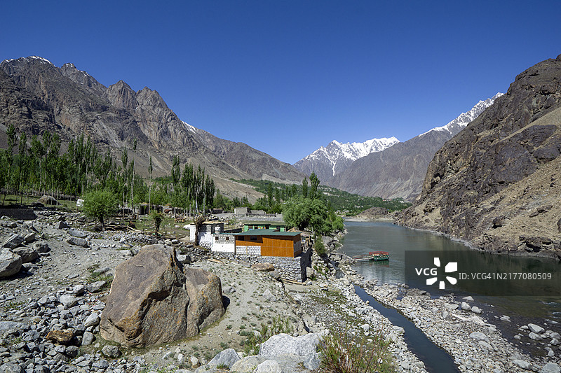 卡尔蒂湖，位于吉尔吉特-奇特拉公路沿线，距古皮斯约6公里，是一处令人惊叹的自然景观，吉尔吉特河在卡尔蒂村附近变得更宽更深图片素材