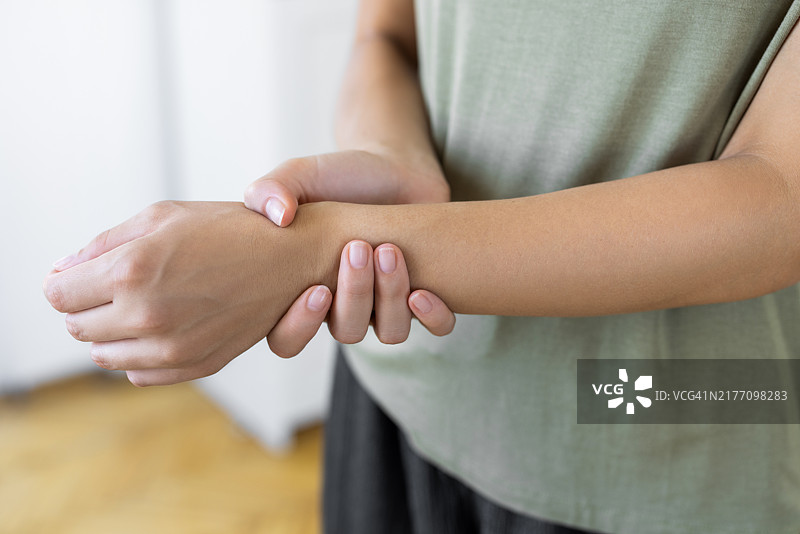 手腕受伤的女人图片素材