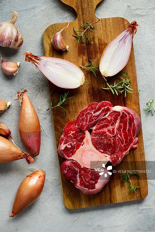 准备烹饪的生牛膝肉图片素材