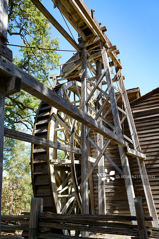 老磨坊里的旋转水车图片素材