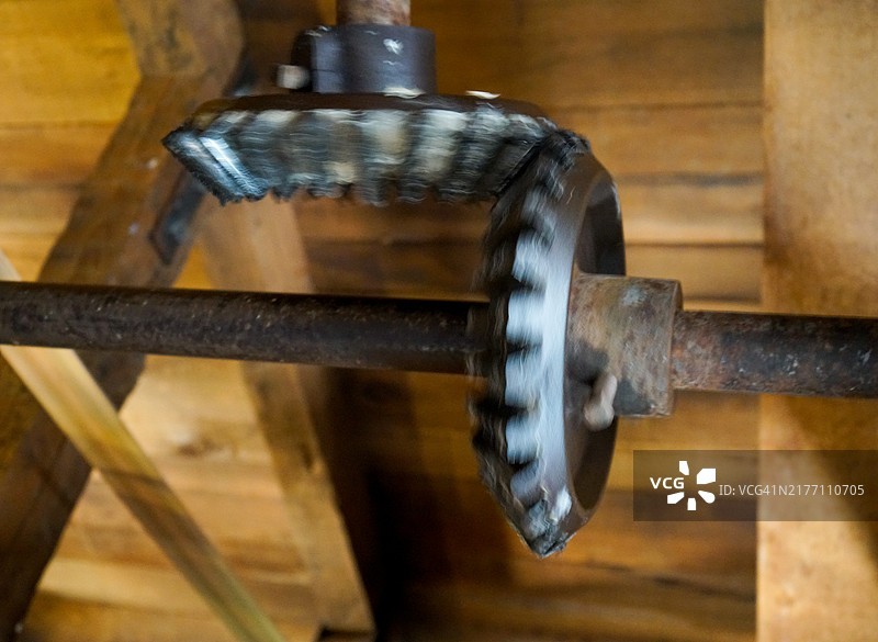 老磨坊的齿轮和皮带图片素材