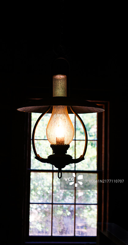 旧磨坊里的油灯图片素材