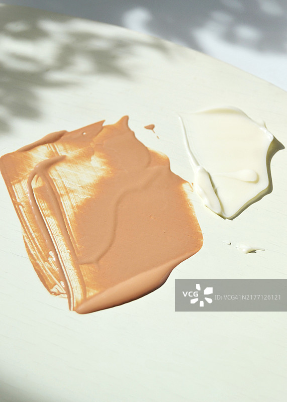 白色背景上的粉底和保湿霜图片素材