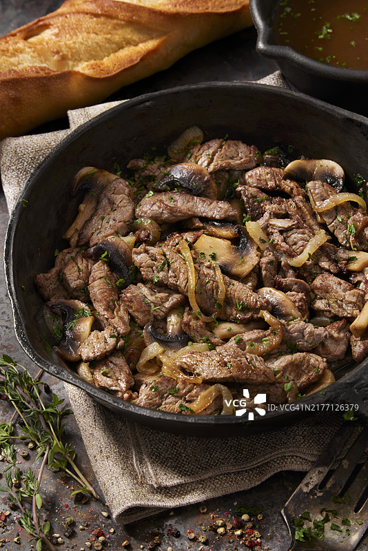 准备牛肉蘸酱三明治配切碎的牛里脊肉图片素材