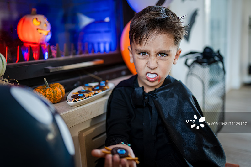 小男孩和他的妈妈正在为万圣节做准备图片素材