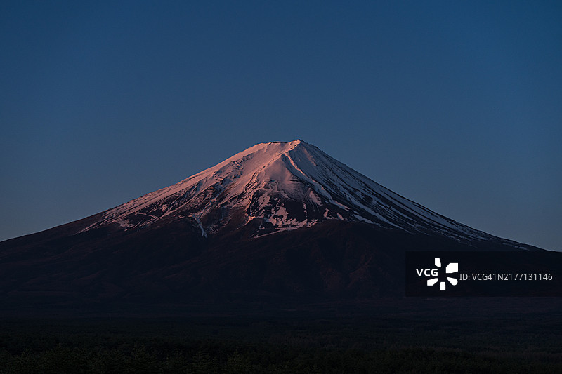 日本山梨县青木原森林的富士山日出图片素材