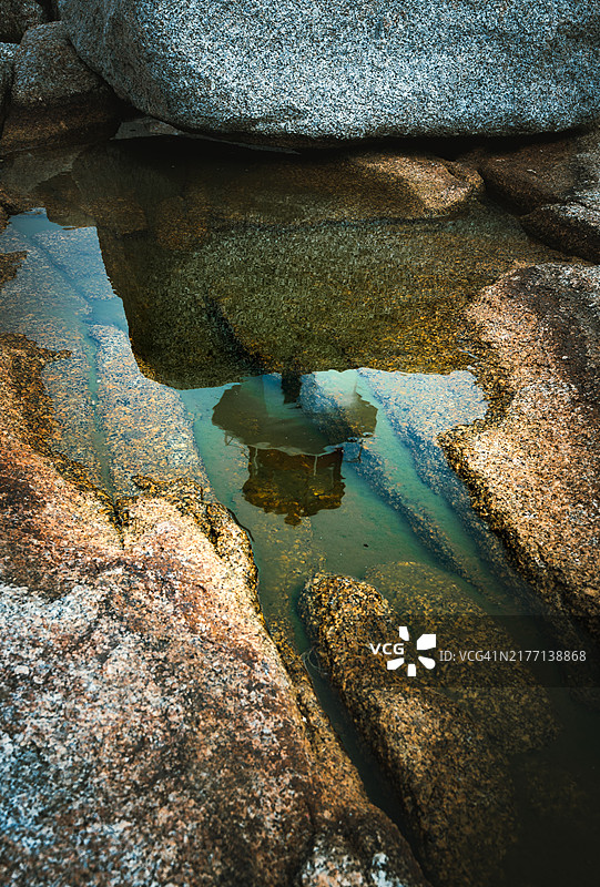 潮汐池中倒影的佩吉湾灯塔图片素材