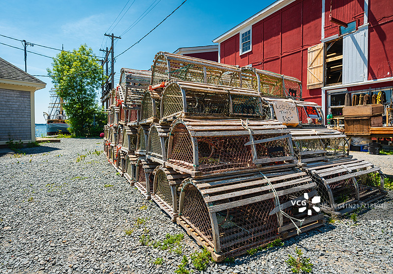 海洋装备店外待售的一堆旧木制捕龙虾器图片素材