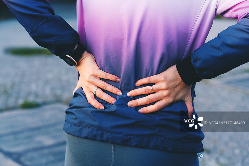 运动后腰痛的妇女特写图片素材