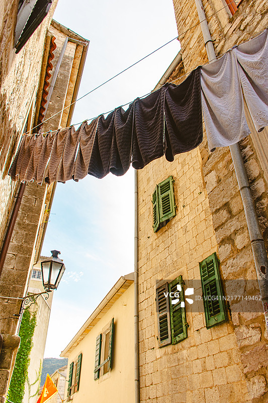 科托尔老城悬挂的衣服图片素材