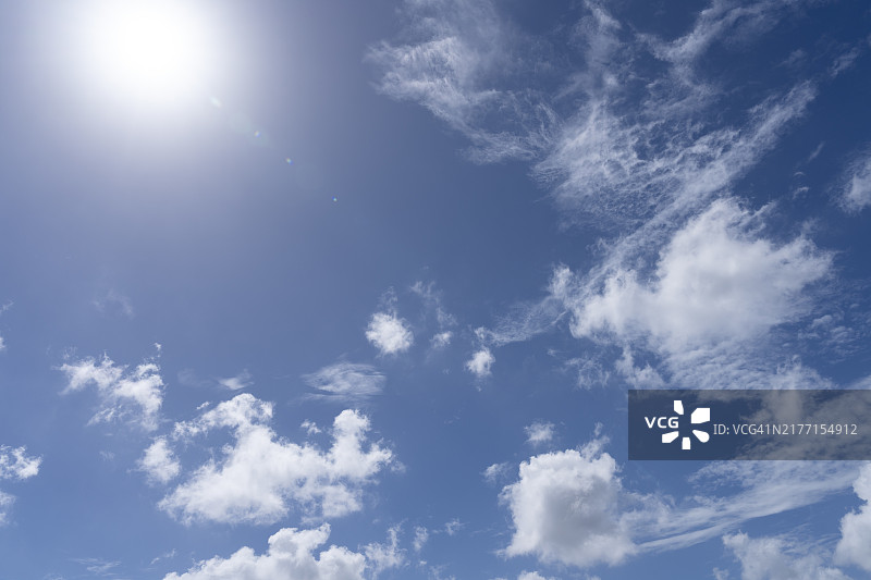 白色云朵映衬在蓝天之上图片素材