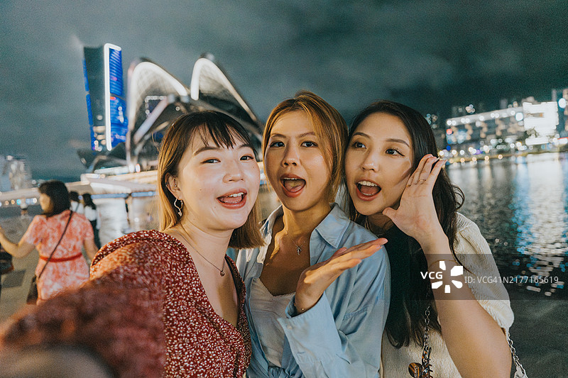 Z世代女孩在广东省珠海市自拍和旅行图片素材