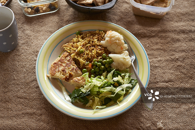 素食午餐盘，配米饭、蔬菜和土豆煎蛋卷图片素材