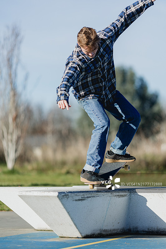 成年男子在俄勒冈州波特兰滑滑板图片素材