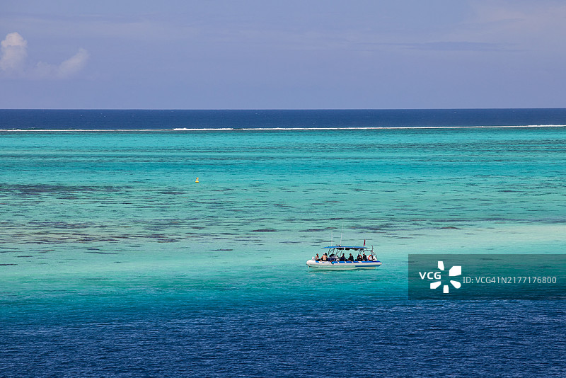 法属波利尼西亚莫雷阿岛瓦伊雷蓝色泻湖上的游船图片素材