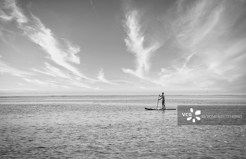 享受美好夏日SUP的人摄影图片素材