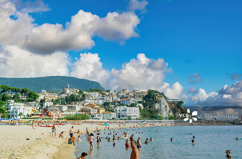 人们在马尔凯海滩享受夏日图片素材