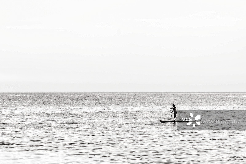 享受美好夏日的桨板运动图片素材