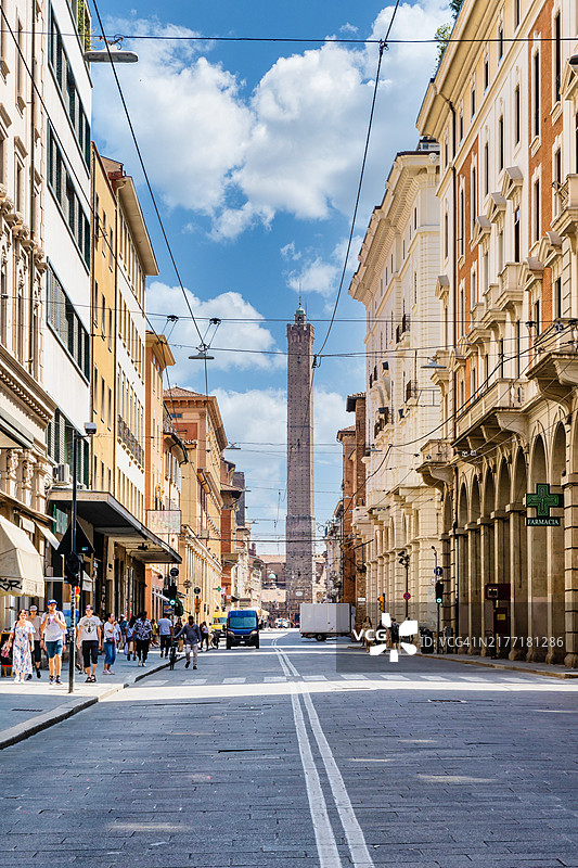 道路底部的著名加里森达塔景观图片素材