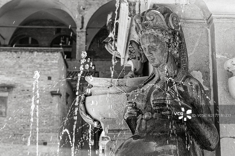 意大利博洛尼亚海王星喷泉底座的涅瑞伊得斯，黑白摄影图片素材