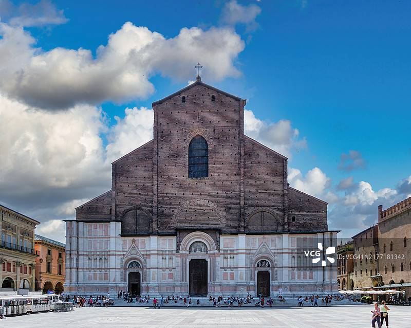 博洛尼亚未完工的象征性大教堂摄影图片素材