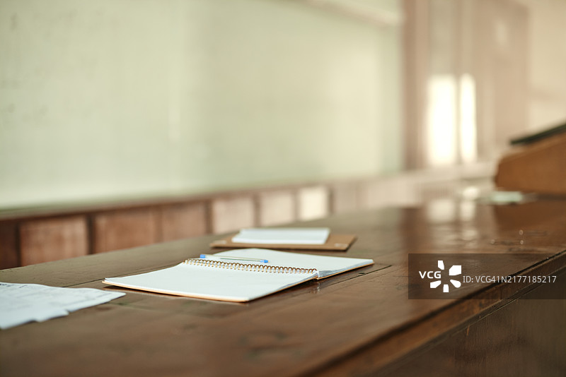 讲堂课桌上的记事本图片素材