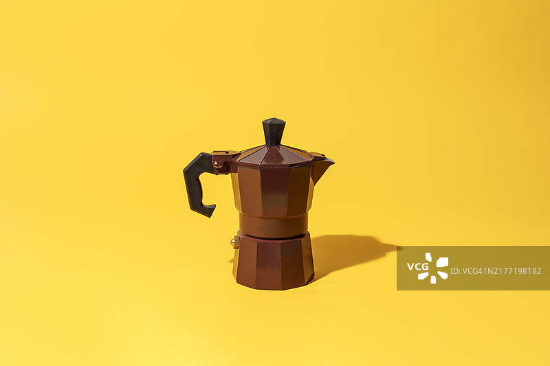 灰色背景上隔离的摩卡壶意大利咖啡机图片素材