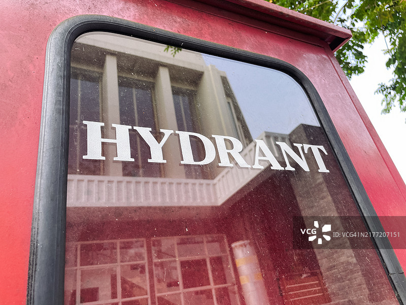 建筑物前的红色消防栓图片素材