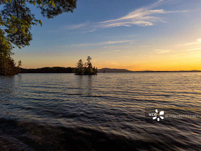 缅因州穆斯黑德湖岛屿日落景观图片素材