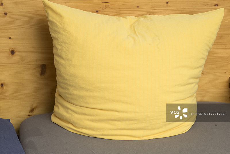 床上的枕头图片素材