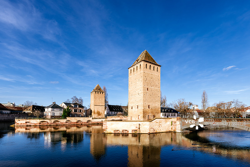 法国斯特拉斯堡伊尔河上的廊桥图片素材